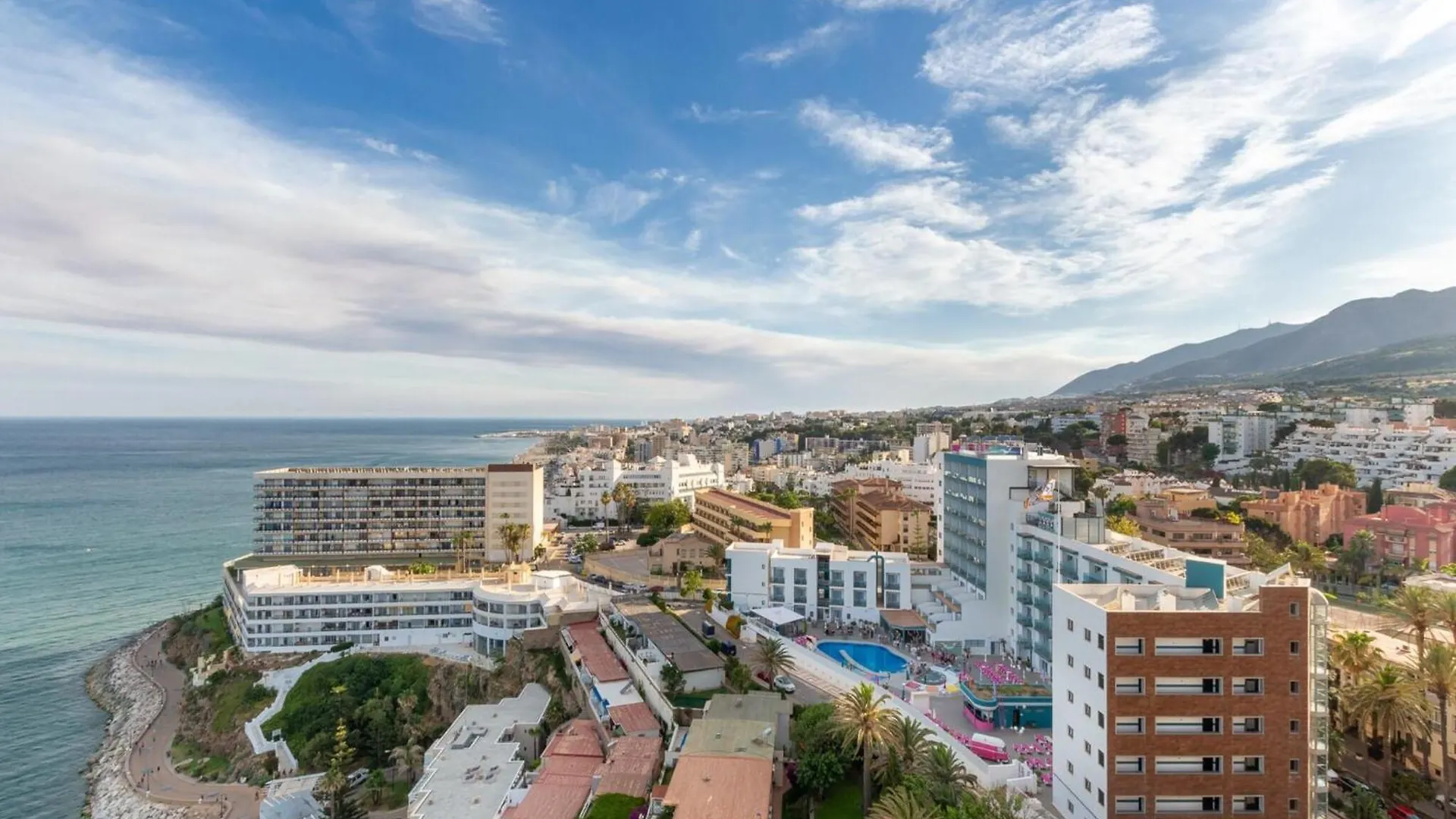טורמולינוס Ocean-View Apartment With Beach Access ספרד