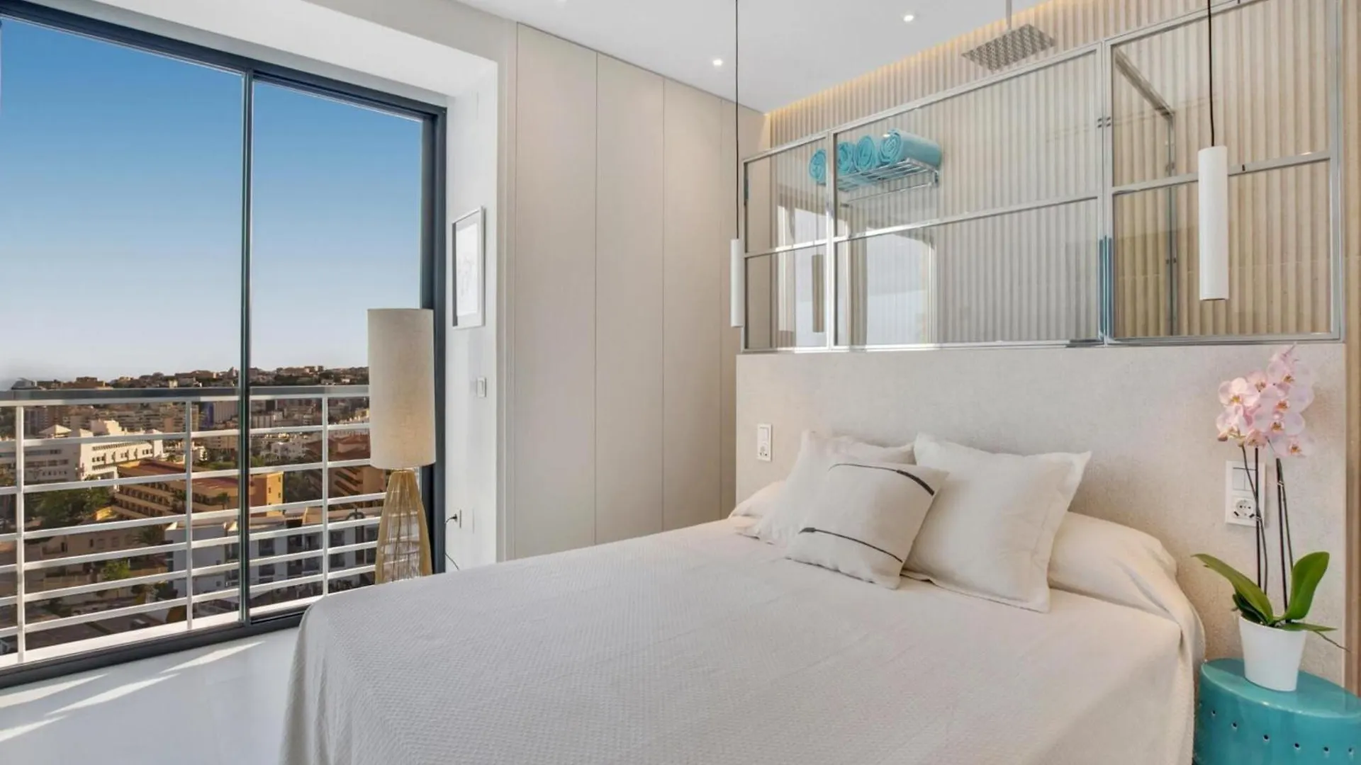 טורמולינוס Ocean-View Apartment With Beach Access ספרד